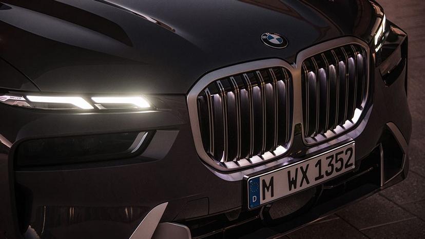 BMW X7 Exterior image 3