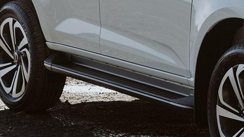 Isuzu MU-X Exterior image 7