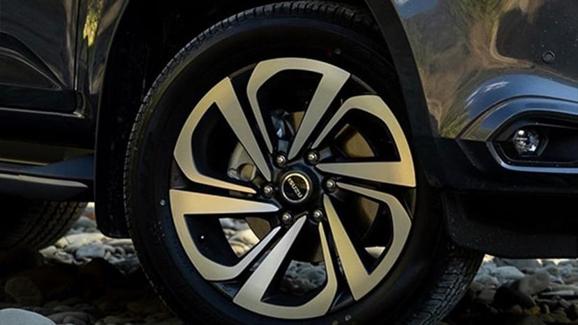 Isuzu MU-X Exterior image 5