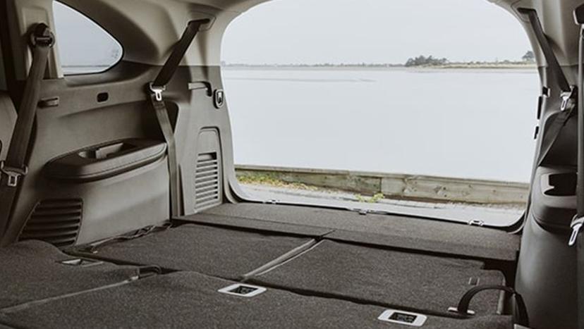 Isuzu MU-X Interior image 4