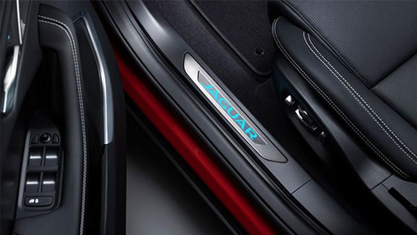 Jaguar I-Pace Interior image 10