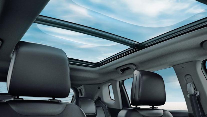 Jeep Compass Interior image 18