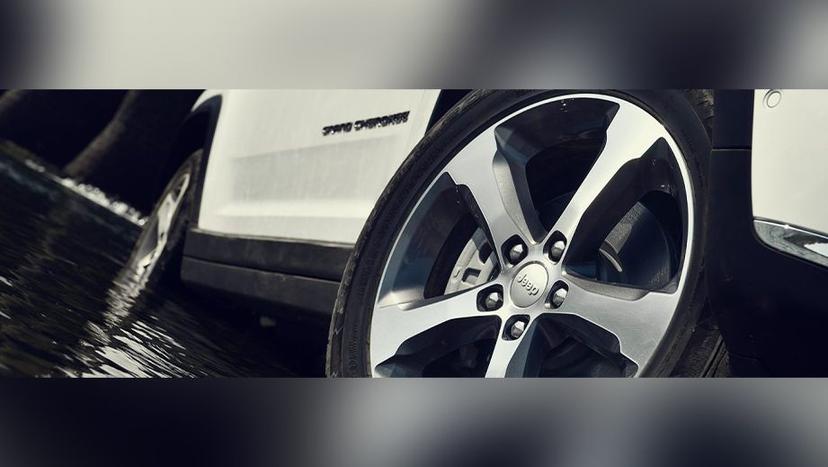 Jeep Grand Cherokee Exterior image 2
