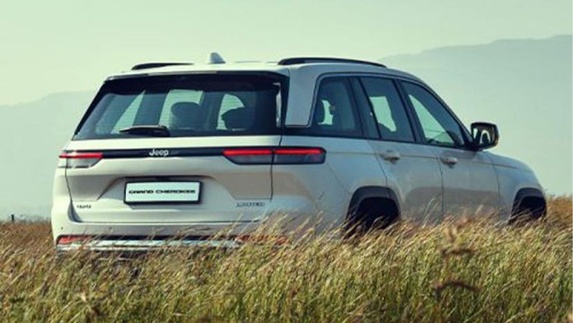 Jeep Grand Cherokee Exterior image 5