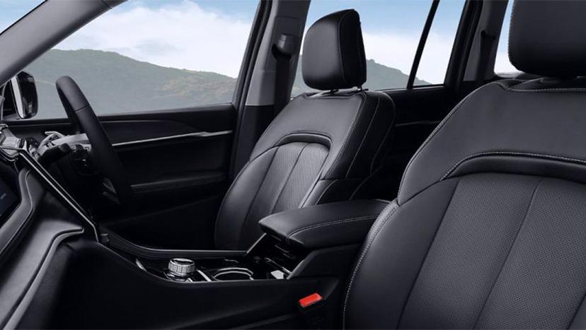 Jeep Grand Cherokee Interior image 9