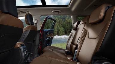 Jeep Meridian 2022-2023Interior image