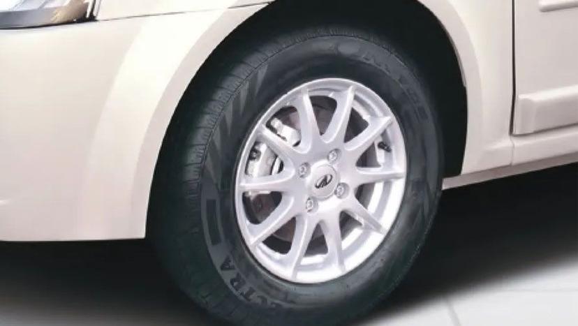 Mahindra E Verito Exterior image 8