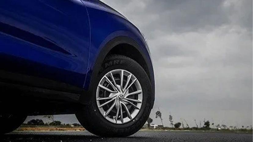 Mahindra XUV700 Exterior image 9