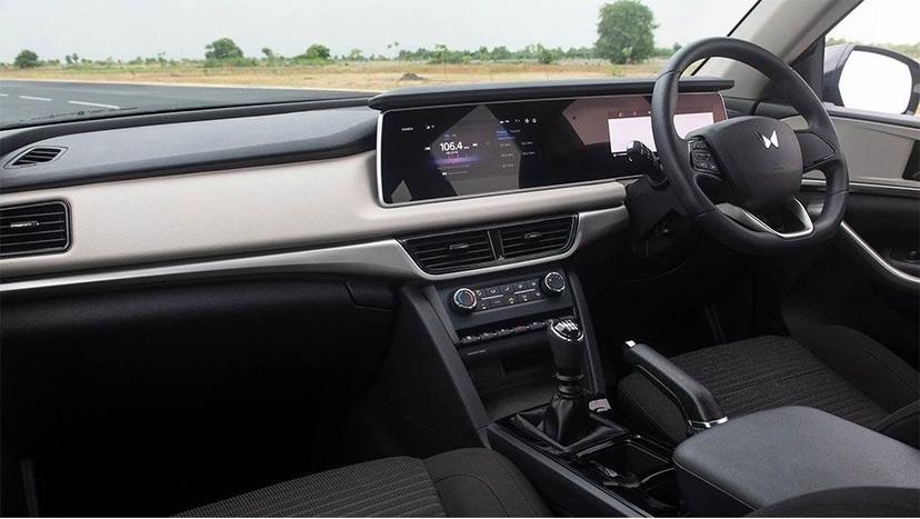 Mahindra XUV700 Interior image 9