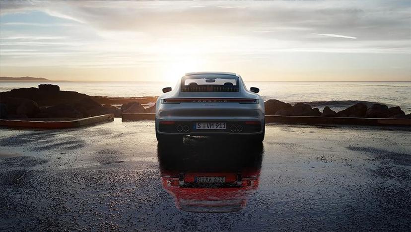 Porsche 911 Exterior image 2
