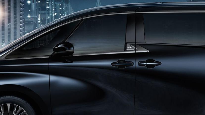 Toyota Vellfire Exterior image 4