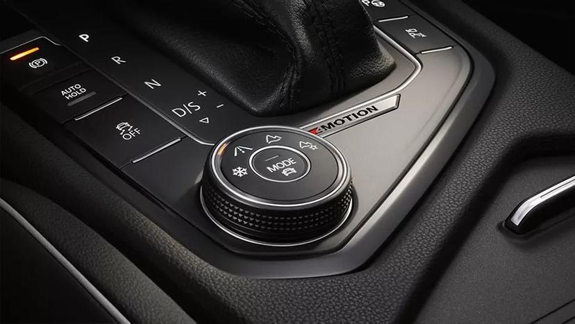 Volkswagen Tiguan 2021-2024 Interior image 5